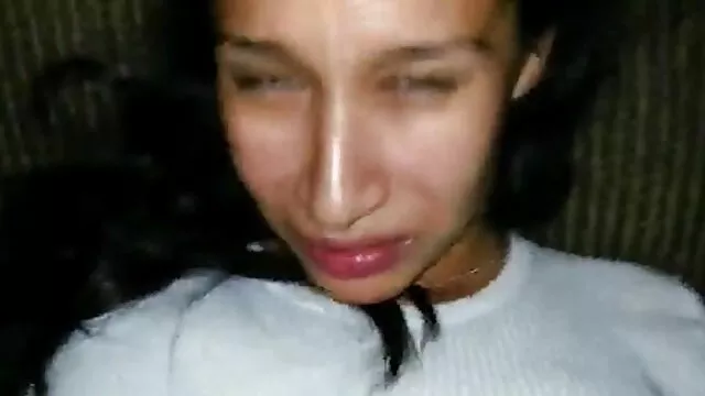 Nena bonita Lucy Lauren mostrando blusa hentai en sub español