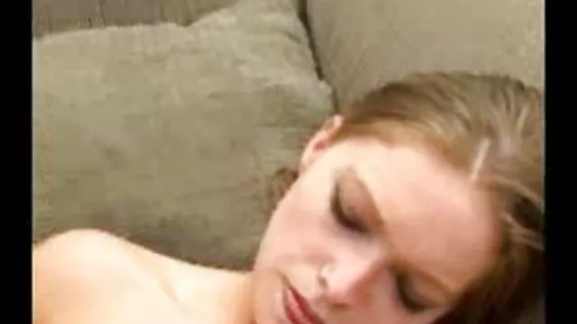Hermosa rubia manga porno en castellano le hace una mamada a un chico y luego se lo folla
