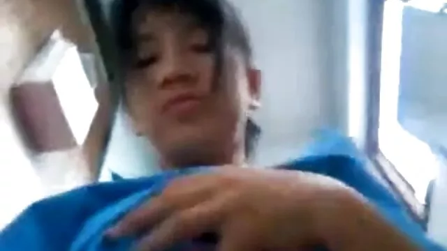 La pequeña asiática hentay online español Vina Sky chupa una gran polla antes de montar un trío