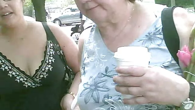 A la abuela británica Kim le encanta follar por el sexo gratis hentai en español culo