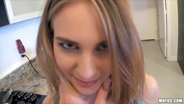 Pequeña adolescente Amia videos xxx hentay en español Miley hace garganta profunda y traga semen