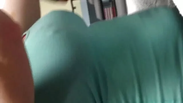 LOL Mira su reacción cuando se corre en su cara - Milf Cums hentay xxx en español